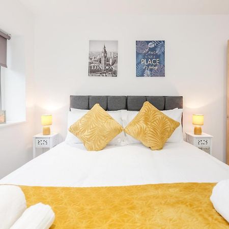 Watford Town Centre, Serviced One Bed Flat With Choice Of King Or Twin Beds, Sleeps Up To 4 Sharing, Free Wifi And Free Movies London Eksteriør bilde