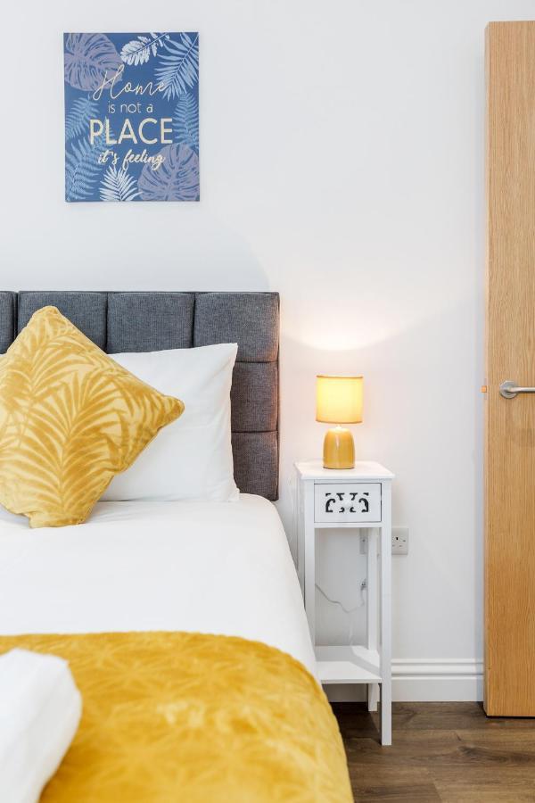 Watford Town Centre, Serviced One Bed Flat With Choice Of King Or Twin Beds, Sleeps Up To 4 Sharing, Free Wifi And Free Movies London Eksteriør bilde