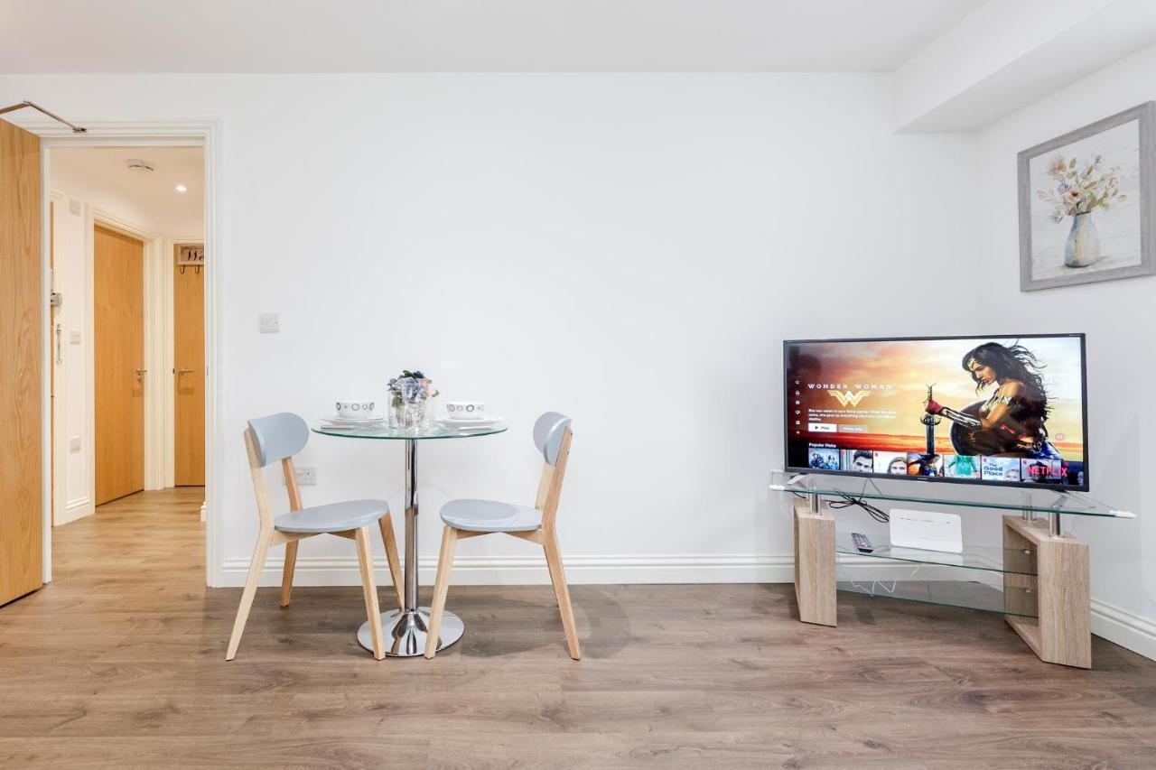 Watford Town Centre, Serviced One Bed Flat With Choice Of King Or Twin Beds, Sleeps Up To 4 Sharing, Free Wifi And Free Movies London Eksteriør bilde